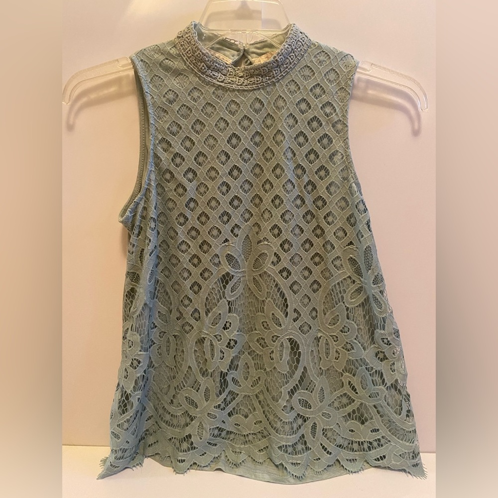 Women’s lace tank size M